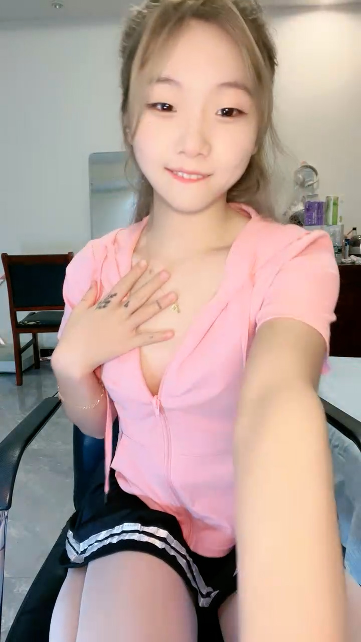 9分颜值甜美小姐姐！好久没播了！撩起短裙开档白丝，掰穴特写，跳蛋假屌双管齐下，爽的呻吟不断